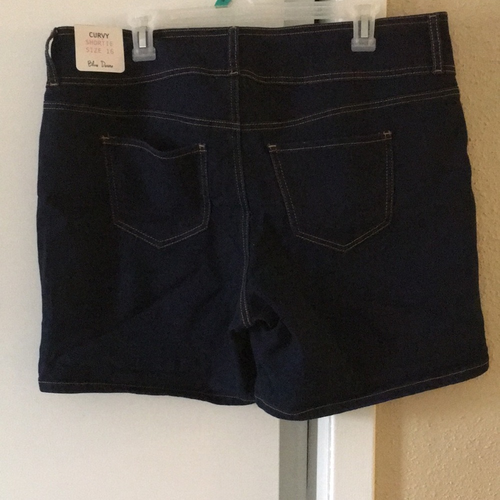 Woman’s jean shorts - Picture 2 of 2